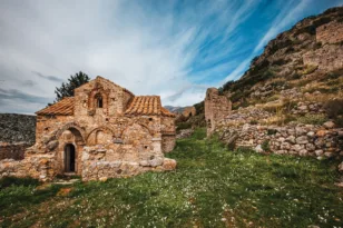 Γεράκι Λακωνίας: Μια καστροπολιτεία, ένα μοναστήρι στον βράχο και η θάλασσα στο τέλος