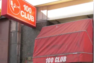 50 χρόνια μετά, το punk κοστίζει ξανά 1,50 λίρα – Το 100 Club γυρίζει στο 1976