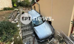 Αυτοκίνητο «προσγειώθηκε» σε αυλή σπιτιού στην Καστοριά Αυτοκίνητο «προσγειώθηκε» σε αυλή σπιτιού στην Καστοριά