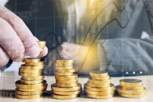 Τα αδρανή δισεκατομμύρια: 230,5 δισ. ευρώ σε καταθέσεις σχεδόν χωρίς επιτόκιο και μια παραγωγική βάση που διψά για κεφάλαιο