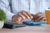 Δημόσιοι υπάλληλοι: Τι μένει καθαρά από τα 500 ευρώ και πόσο ανεβαίνει ο μισθός έως το 2028
