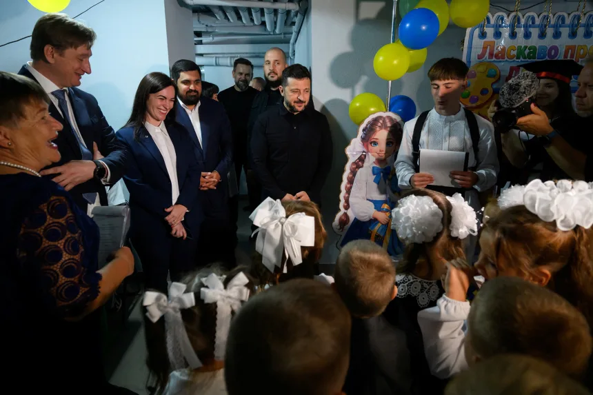 Η γενιά που δεν γνώρισε σχολείο χωρίς πόλεμο: Στο Κίεβο οι τάξεις κατέβηκαν στα υπόγεια Ο Βολοντίμιρ Ζελένσκι με μαθητές σε σχολικό καταφύγιο στο Κίεβο κατά την έναρξη της νέας σχολικής χρονιάς