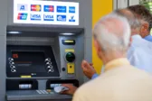 Στις 30 Νοεμβρίου η καταβολή των 400 ευρώ σε 2,2 εκατ. συνταξιούχους – Καταργούνται τα εισοδηματικά κριτήρια