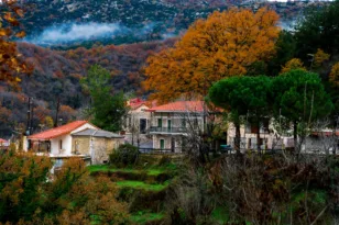Στο σταυροδρόμι τριών νομών κρύβεται ένα χωριό της Πελοποννήσου που αξίζει να ανακαλύψεις αυτό το φθινόπωρο