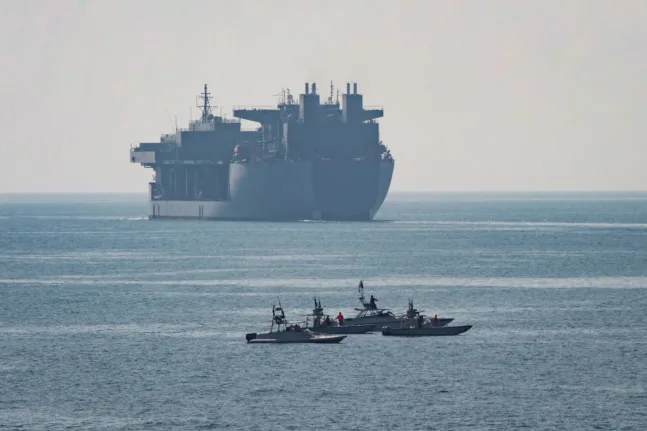 Άποψη των Στενών του Ορμούζ και πλοία να πλέουν στη θαλάσσια περιοχή υψηλής γεωπολιτικής έντασης.