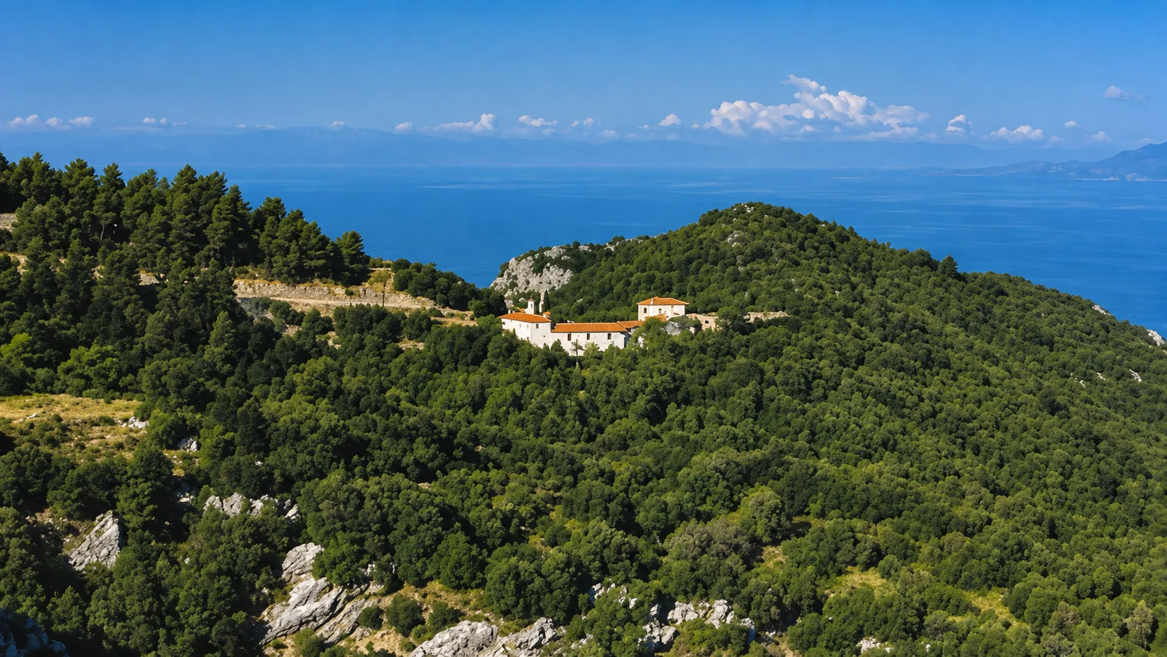 Ψάχνεις την απόλυτη φθινοπωρινή απόδραση; Ανακαλύψαμε το χωριό της Πελοποννήσου που προσεγγίζεται μέσα από 83 πέτρινες στροφές