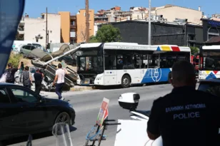 Το λεωφορείο μετά το τροχαίο στη Νεάπολη Θεσσαλονίκης όπου τραυματίστηκαν τέσσερις γυναίκες