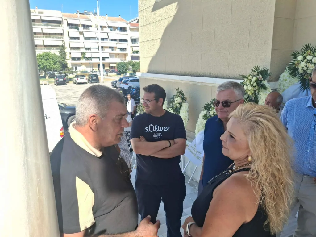 Πάτρα: Το τελευταίο αντίο στον Γιάννη Κουλούρη – Πλήθος συγγενών και φίλων στην κηδεία του στελέχους της ΝΔ Πάτρα: Το τελευταίο αντίο στον Γιάννη Κουλούρη – Πλήθος συγγενών και φίλων στην κηδεία του στελέχους της ΝΔ