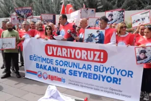 Τουρκία: Υποχρεωτική λευκή ποδιά στους εκπαιδευτικούς – «Τρεις κατώτατοι μισθοί για να ξεκινήσει ένα παιδί το σχολείο»