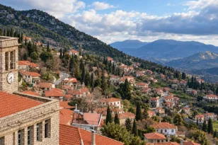Καφές στο βουνό και μια βόλτα στον Μεσαίωνα: Αυτό το χωριό της Πελοποννήσου αξίζει την παράκαμψη