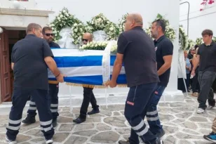 Ράγισαν και οι πέτρες στην Αντίπαρο, συγκίνηση και πλήθος κόσμου στην κηδεία του δημάρχου, Αναστάσιου Φαρούπου