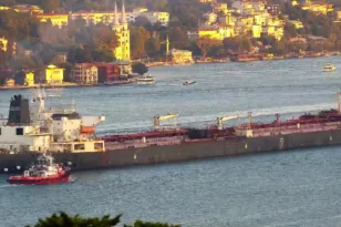 Βόσπορος: Δεξαμενόπλοια «ντύνονται» με δίχτυα, λάστιχα και δεξαμενές νερού για τα drones