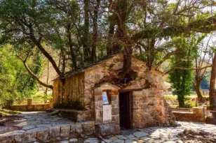 Ένα μικρό εκκλησάκι «σηκώνει» 17 δέντρα – Το απίστευτο τοπίο κρύβεται στην Πελοπόννησο