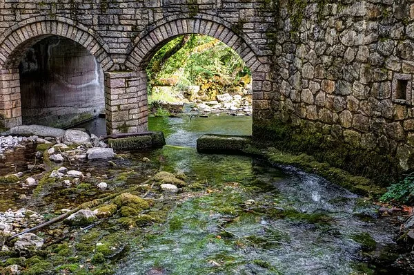 Τρεχούμενο νερό και πυκνή βλάστηση γύρω από το εκκλησάκι της Αγίας Θεοδώρας στη Βάστα