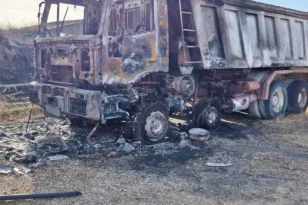 Αγρίνιο: Κάηκαν πάνω από 10 οχήματα σε παλιό εργοστάσιο πίσσας – Οι πυροσβέστες έσπασαν την είσοδο για να μπουν
