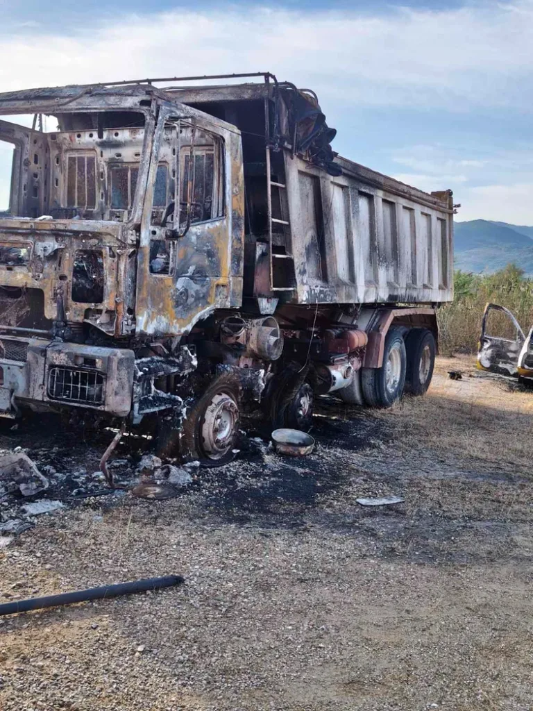 Αγρίνιο: Κάηκαν πάνω από 10 οχήματα σε παλιό εργοστάσιο πίσσας – Οι πυροσβέστες έσπασαν την είσοδο για να μπουν Αγρίνιο: Κάηκαν πάνω από 10 οχήματα σε παλιό εργοστάσιο πίσσας – Οι πυροσβέστες έσπασαν την είσοδο για να μπουν