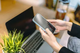 Η AI έγινε παρέα: Μαθητές της μιλούν όταν νιώθουν μόνοι ή βαριούνται