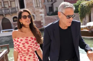 Αμάλ Κλούνεϊ: Το φόρεμα που έκλεψε τα βλέμματα στη Βενετία – Στο πλευρό της ο Τζορτζ Κλούνεϊ