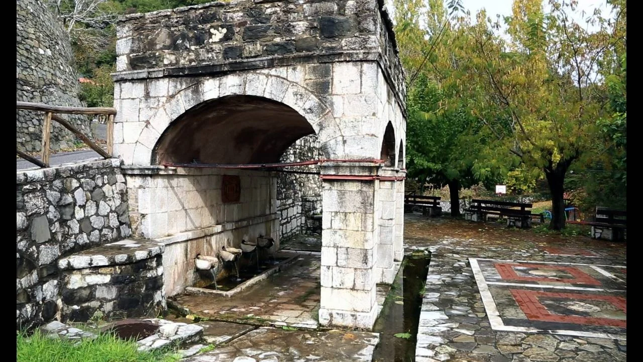 Στο σταυροδρόμι τριών νομών κρύβεται ένα χωριό της Πελοποννήσου που αξίζει να ανακαλύψεις αυτό το φθινόπωρο Στο σταυροδρόμι τριών νομών κρύβεται ένα χωριό της Πελοποννήσου που αξίζει να ανακαλύψεις αυτό το φθινόπωρο