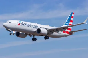 American Airlines: Γυναίκα γδύθηκε εντελώς και προέβη σε άσεμνες πράξεις μπροστά σε άλλους επιβάτες