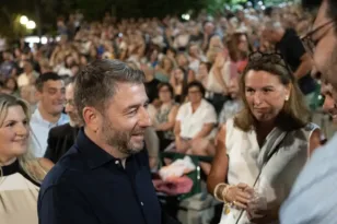 Από την πολιτική σκηνή στη «Μήδεια»: Ο Νίκος Ανδρουλάκης στο Κηποθέατρο Παπάγου