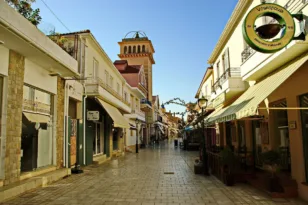 Αργοστόλι: Αποκολλήθηκε μάρμαρο από άγαλμα και χτύπησε παιδί – Στο αυτόφωρο αντιδήμαρχος
