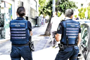 Μάνδρα: Άνδρας εισέβαλε στο Αστυνομικό Τμήμα και τραυμάτισε αστυνομικό με μαχαίρι