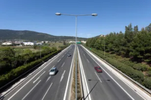 Κορωπί: 90χρονος οδηγούσε στο αντίθετο ρεύμα της Αττικής Οδού με ληγμένη άδεια!