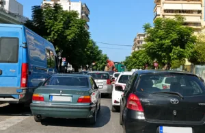 Στην Πάτρα το πάρκινγκ γίνεται… όπου να ’ναι, όπως να ’ναι!