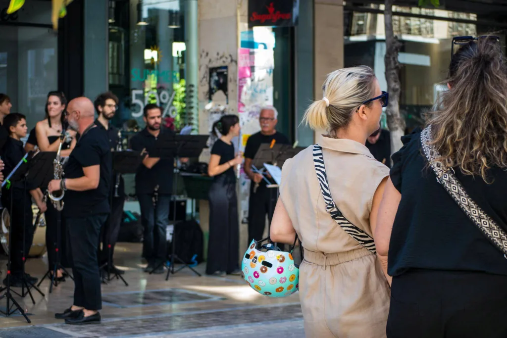 ArtWalk 11: Η τέχνη κατεβαίνει στον δρόμο και κάνει την Πάτρα «ΑΝΩ ΚΑΤΩ»