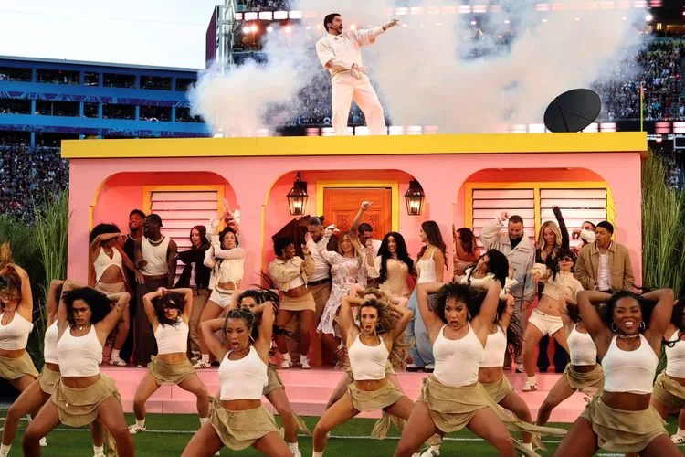 Bad Bunny: 13 λεπτά στα ισπανικά, 7 Emmy μετά Η casita στο halftime show του Bad Bunny