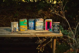Booker 2026: Η Emma Cline έμεινε έξω και η τελική εξάδα άνοιξε το παιχνίδι