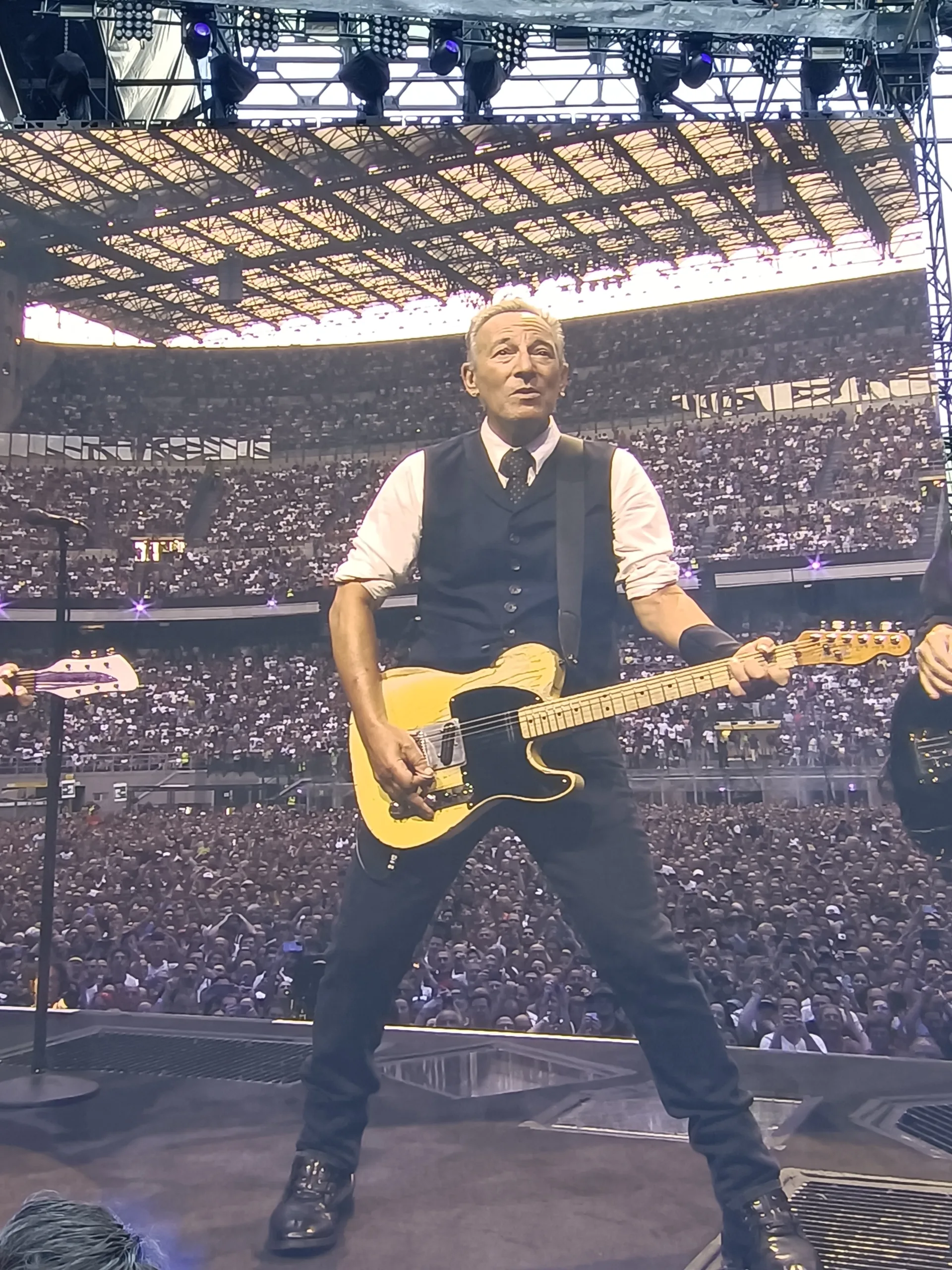 Bruce Springsteen στα 77: Τι μάθαμε για τη ζωή από το Αφεντικό Ο Bruce Springsteen με την κιθάρα του στο Μιλάνο το 2025