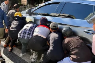 Κίνα: Περαστικοί σήκωσαν αυτοκίνητο με τα χέρια για να σώσουν γυναίκα ΒΙΝΤΕΟ