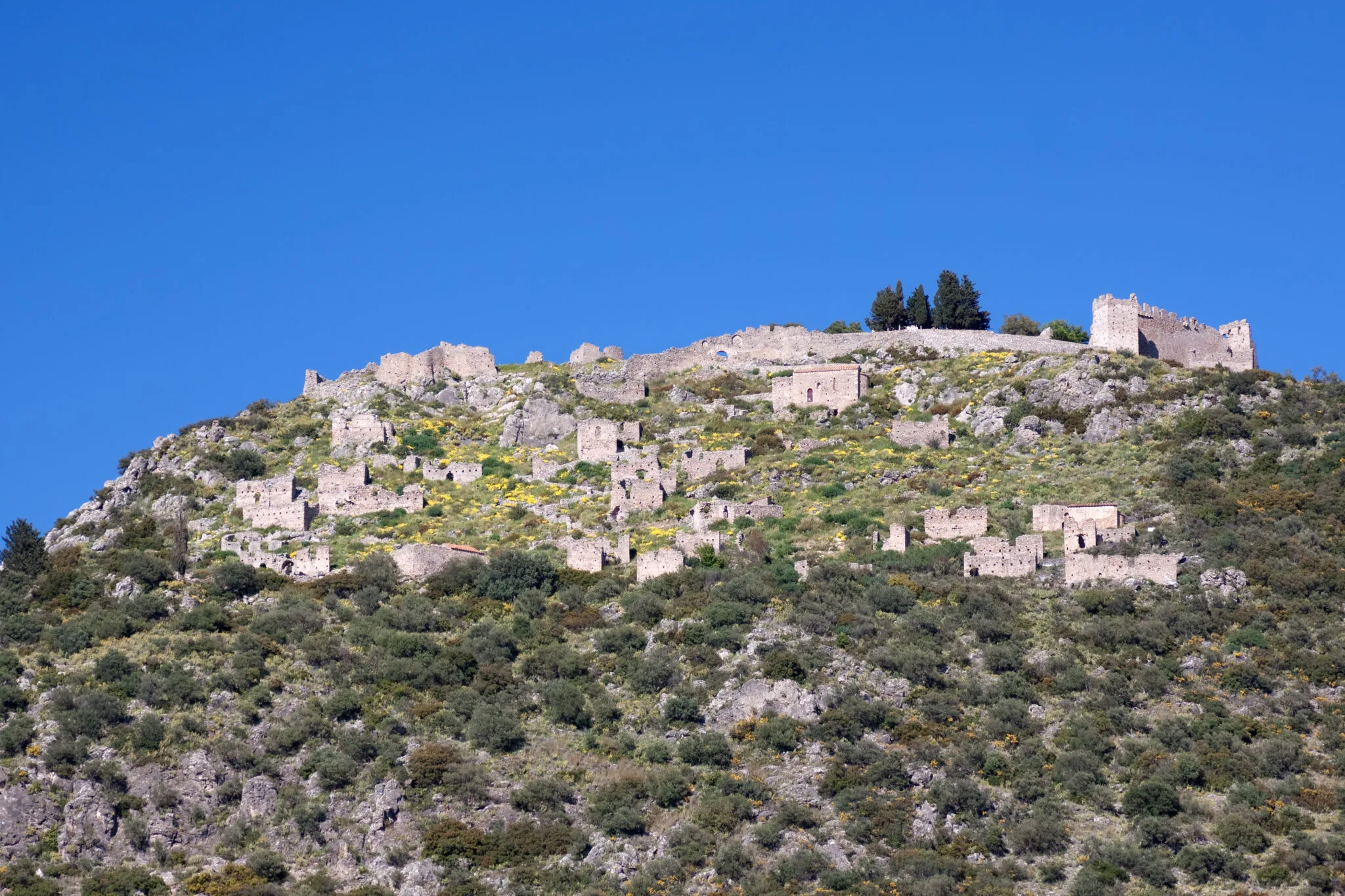 Γεράκι Λακωνίας: Μια καστροπολιτεία, ένα μοναστήρι στον βράχο και η θάλασσα στο τέλος Πανοραμική άποψη του Κάστρου Γερακίου στη Λακωνία