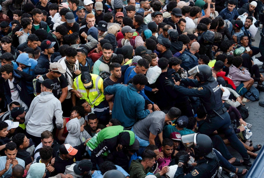 Σκηνές αποκάλυψης στη Θέουτα: Χιλιάδες μετανάστες έτρεχαν στους δρόμους για μια θέση στο νέο κέντρο φιλοξενίας