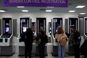 Ταξιδιώτες σε ουρά για διαβατηριακό έλεγχο σε ευρωπαϊκό αεροδρόμιο με το σύστημα EES