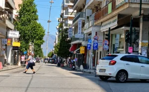 Στην Πάτρα το πάρκινγκ γίνεται… όπου να ’ναι, όπως να ’ναι!