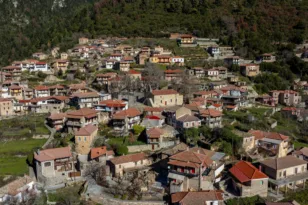 9 γεφύρια, μηδέν αυτοκίνητα: Το άγνωστο χωριό της Πελοποννήσου που λίγοι γνωρίζουν