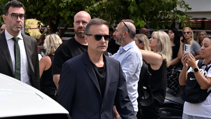 «Αθάνατος» – Ολοκληρώθηκε η ταφή του Γιώργου Μαζωνάκη στο Γ΄ Νεκροταφείο, χιλιάδες κόσμου στη Νίκαια