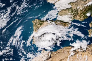 Η Αρκτική θερμαίνεται 8 φορές ταχύτερα από τους ωκεανούς – Κάθε δεκαετία χάνονται πάγοι όσο μια Ισπανία