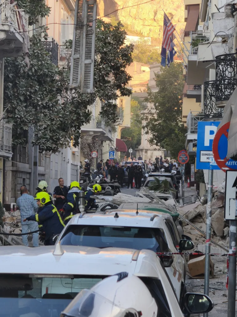 Έκρηξη στην Πλάκα προκάλεσε την κατάρρευση διώροφου κτιρίου Έκρηξη στην Πλάκα προκάλεσε την κατάρρευση διώροφου κτιρίου