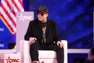 «Musk»: Το ντοκιμαντέρ που μεγάλωνε όσο μεγάλωνε η εξουσία του – Και οι άνθρωποι που φοβήθηκαν να μιλήσουν