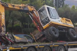 Ελληνικό: Σκαπτικό χτύπησε σε γέφυρα και «μπλόκαρε» τη Βουλιαγμένης