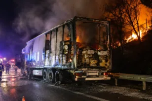 Στάχτη έγινε φορτηγό με μονωτικά υλικά, που άρπαξε φωτιά στην ΠΑΘΕ