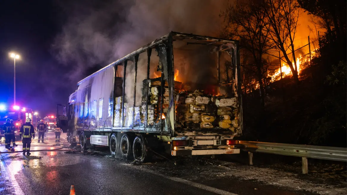 Στάχτη έγινε φορτηγό με μονωτικά υλικά, που άρπαξε φωτιά στην ΠΑΘΕ