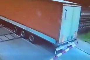 Πολωνία: Τρένο έκοψε φορτηγό στην μέση, σοκαριστικό βίντεο