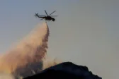 Πυροσβεστικό αεροσκάφος πραγματοποιεί ρίψη νερού σε πυρκαγιά