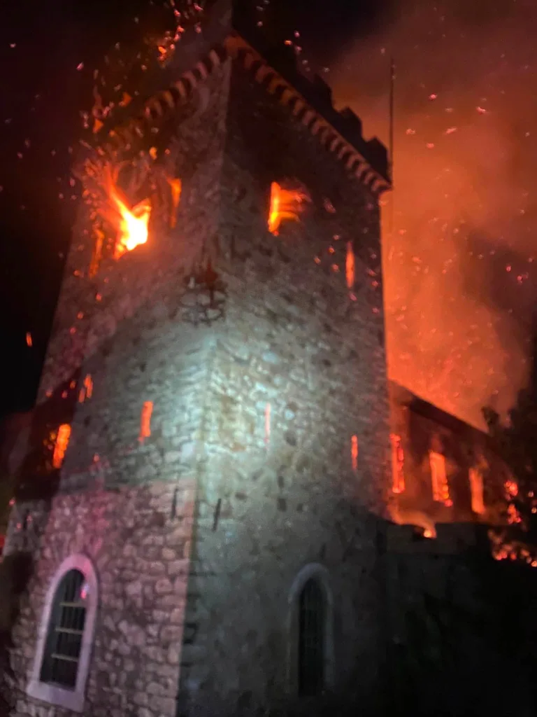 Πάτρα: Φωτιά και εκρήξεις στην Achaia Clauss – Στις φλόγες κτίριο της ιστορικής οινοποιίας ΦΩΤΟ-ΒΙΝΤΕΟ