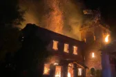 Πάτρα: Φωτιά και εκρήξεις στην Achaia Clauss – Στις φλόγες κτίριο της ιστορικής οινοποιίας ΦΩΤΟ-ΒΙΝΤΕΟ